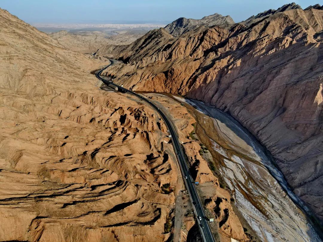 独库公路,为什么能堵成这样?这两天的新疆,人也太多了吧