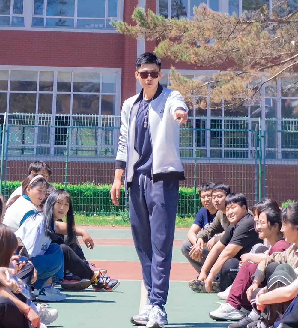 吉林一大学男教师走红，身高190身材如男模，堪称行走的招生简章