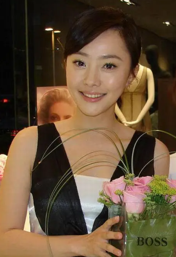 领了证之后两个人其实也考虑过办婚礼的,但刘园园的工作一直都很忙