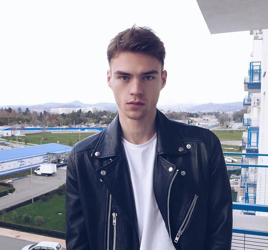 乌兹别克斯坦国家男子足（乌兹别克斯坦的男模特马克西姆·米特罗法诺夫）