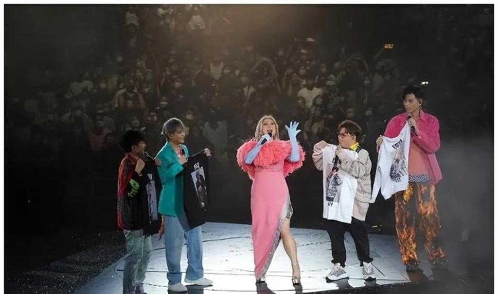 欣宜的演唱会太震撼了，父亲、妹妹都来祝贺，继母送了花篮