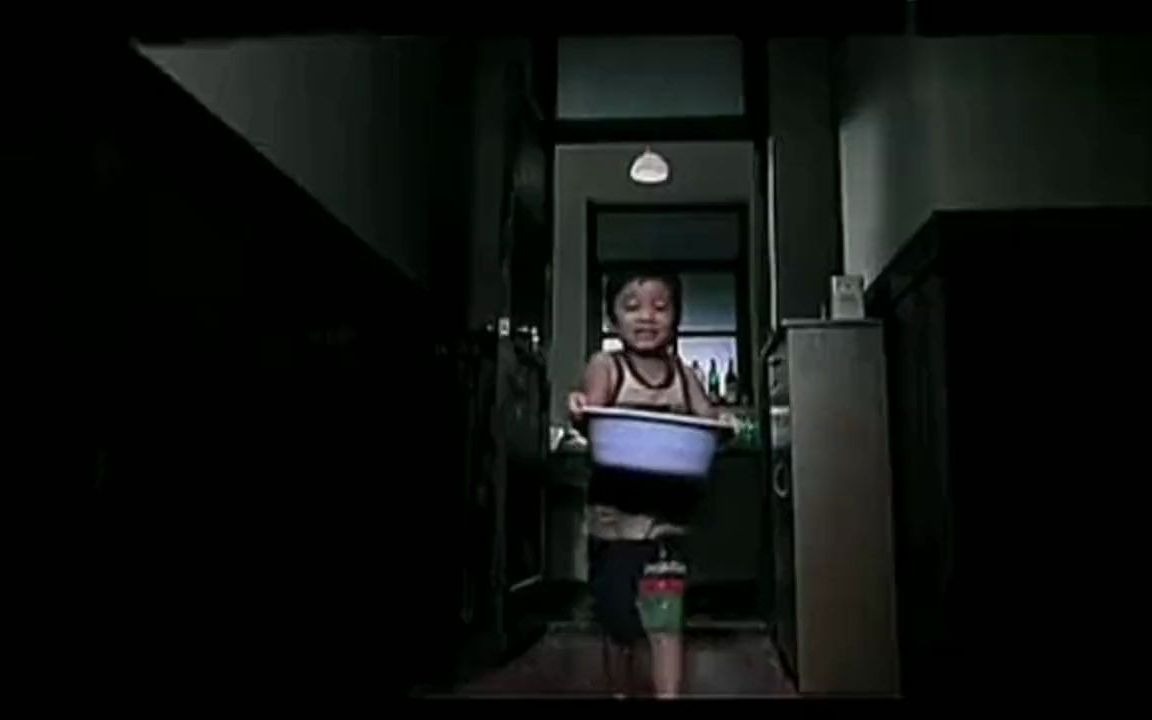 "妈妈,我来帮你洗脚.