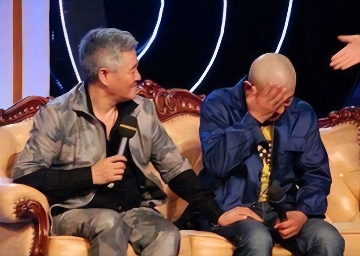 跟着赵本山赚不到钱？刘小光晒午饭：煎饼卷小葱，居住环境简陋