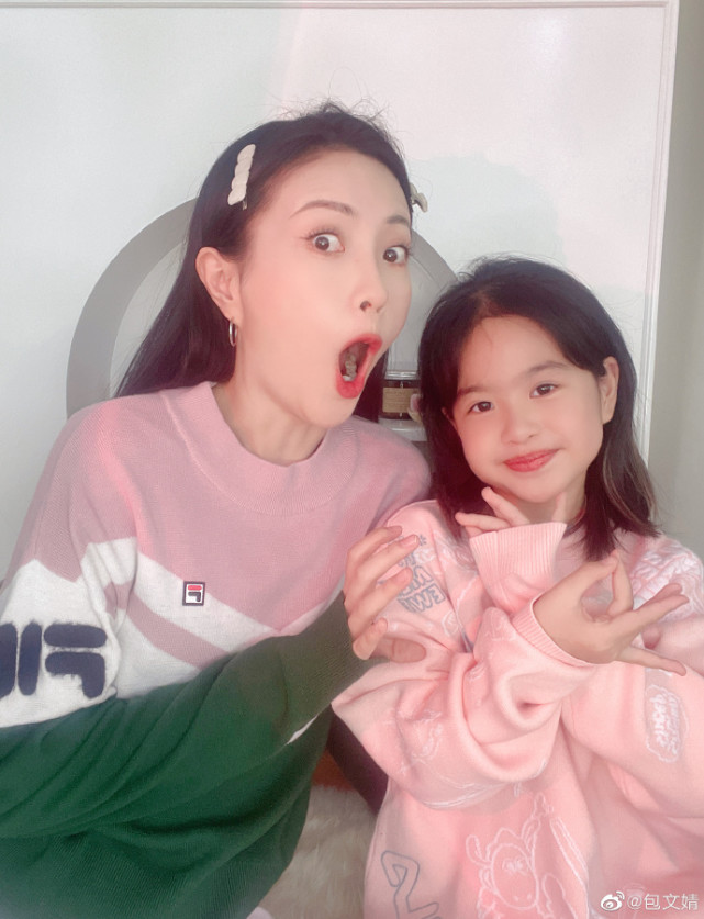 包文婧与女儿搞怪合拍，饺子花式凹造型星范足，妈妈成背景板