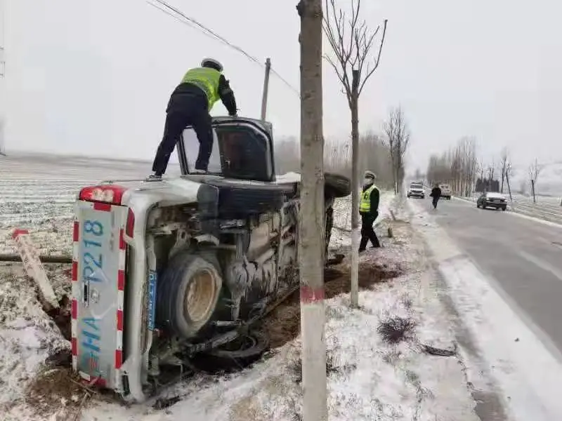 战风斗雪！风雪路上的“警察蓝”很安心