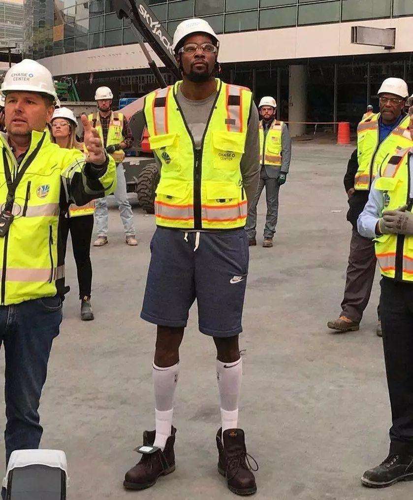 2016年夏天加盟金州勇士后,杜兰特视察正在建设中的大通中心工地.