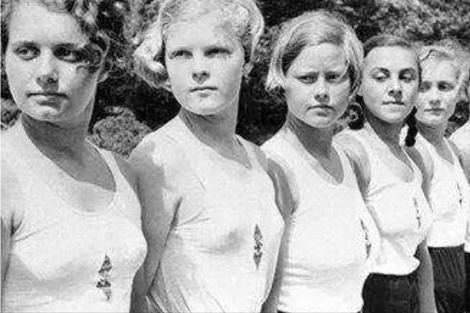 德军战败后女人最惨？苏军报复太疯狂200万妇女惨遭羞辱，战争片