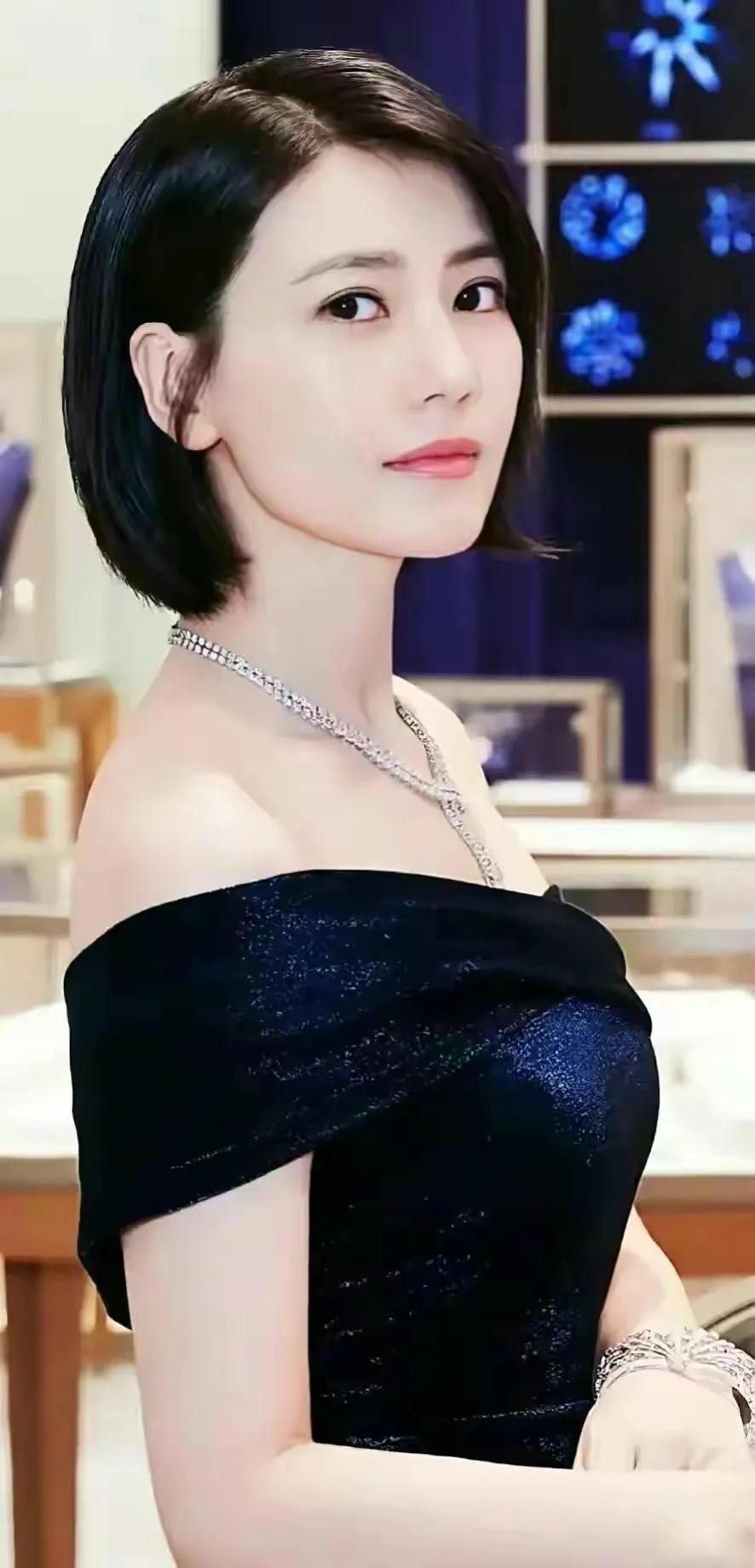 我觉得高圆圆的美是清新脱俗