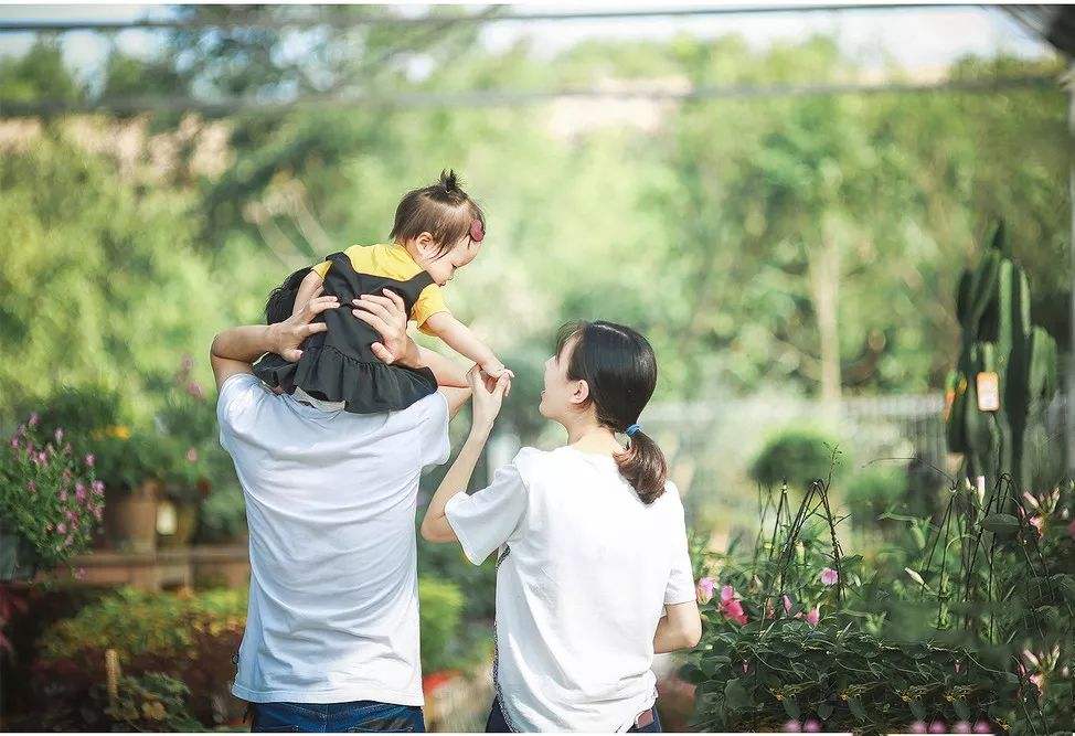 要想孩子人生走得远：唯有父爱不缺席，母爱有温度
