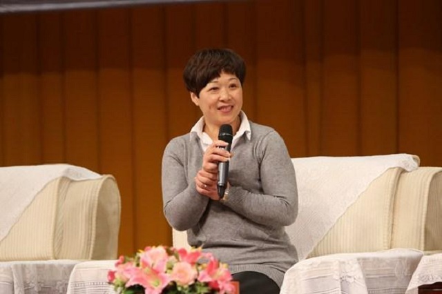 重庆小伙被迫乞讨，好心姐姐出手相救，20年后，小伙出100万报恩