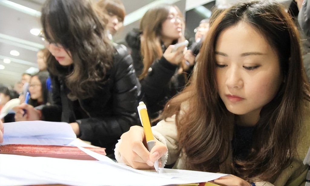 女大学生只用4分钟，解出高考数学“压轴题”，网友却说不意外