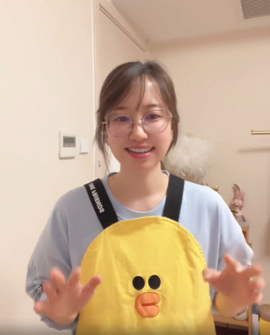 留学女大学生回国当住家保姆，亲妈将她拉黑，网友质疑想借此上位