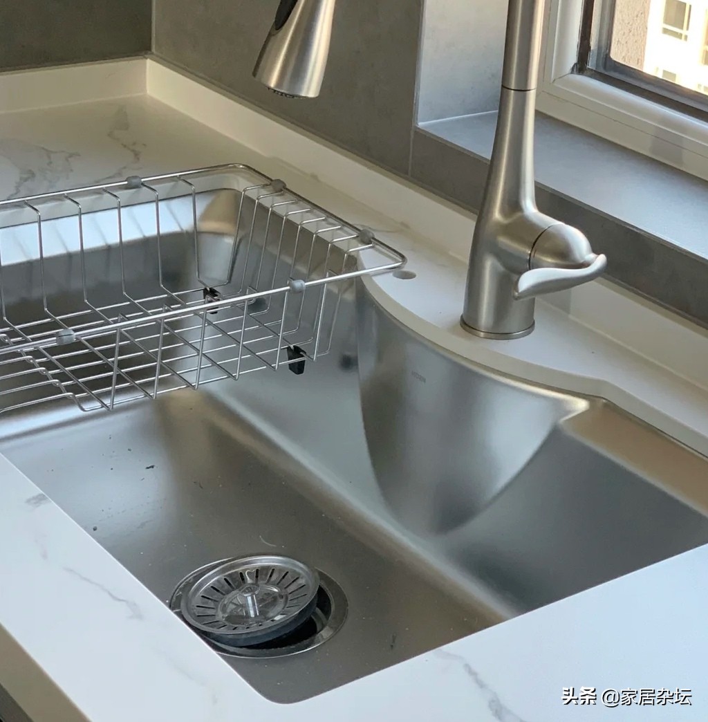 啫喱膏怎么用（水槽边发霉，不用换玻璃胶，教你正确方法，霉斑很快就会消失）