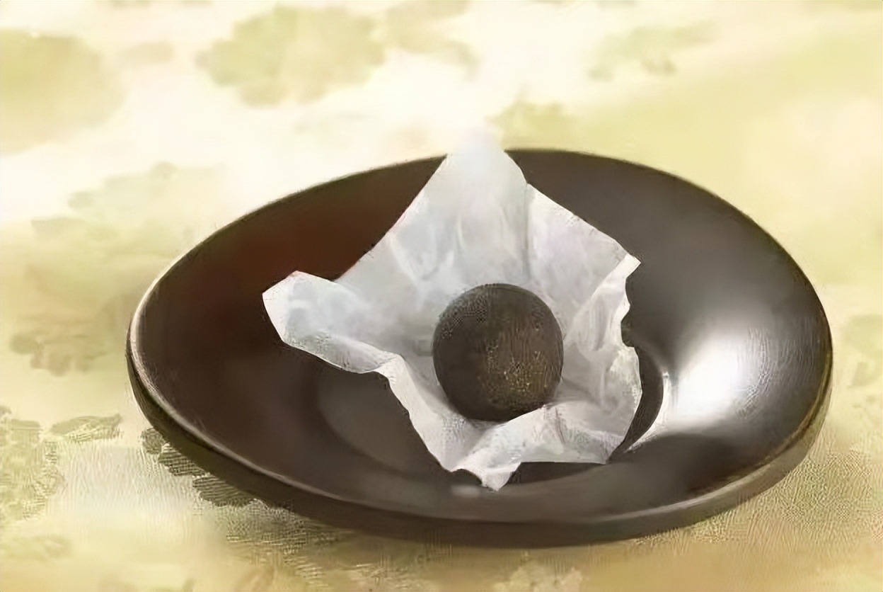 60年代，江苏出土父女合葬古墓，意外发现900枚分装红色“仙丹”