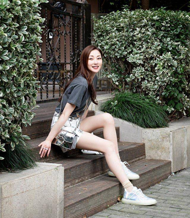 万绮雯脸大鼻梁低算不算大美人?看她和周慧敏合照就有答案