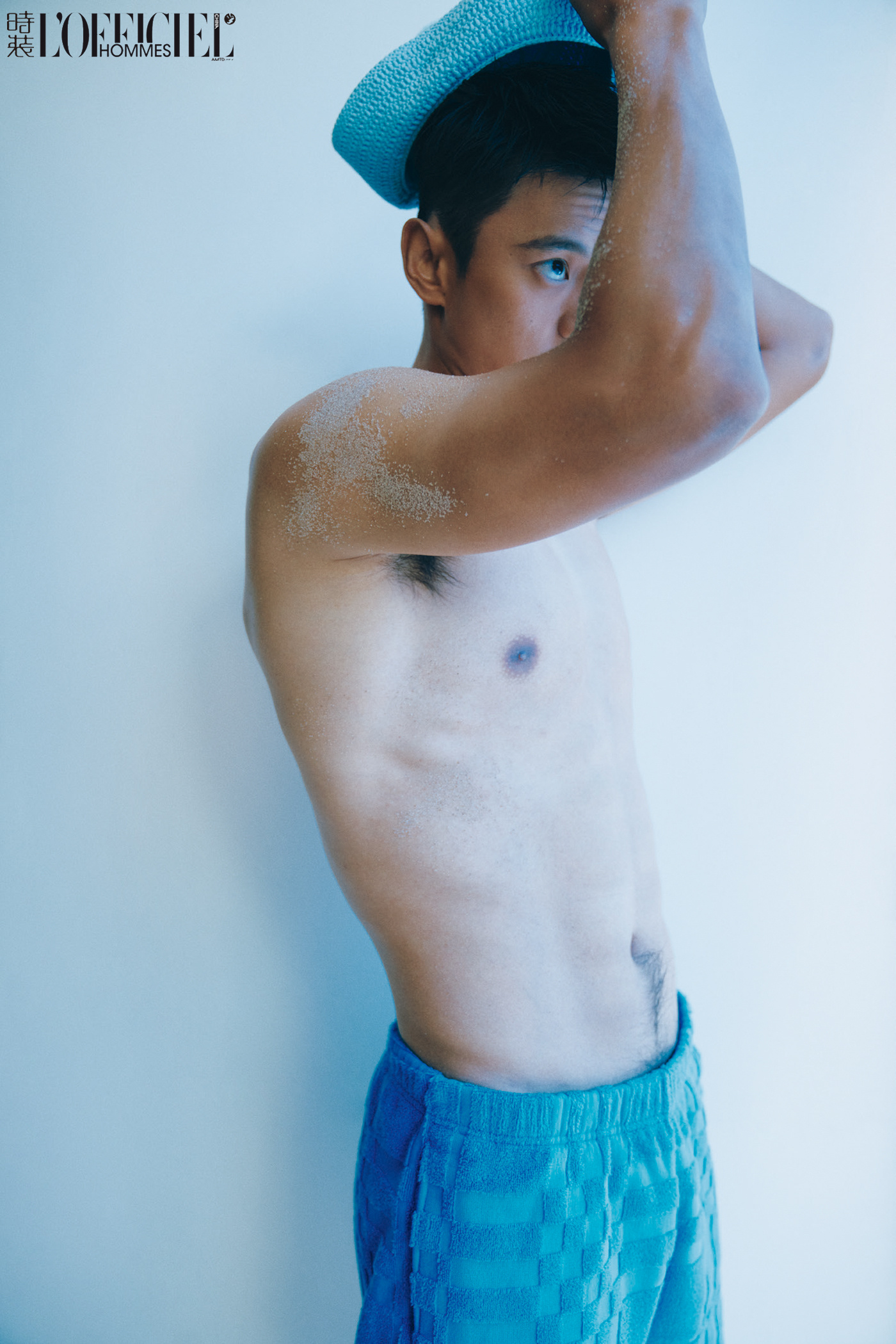 夏天穿衣打扮图片(30岁宁泽涛首登《时装男士》封面,赤膊上阵大秀肌肉