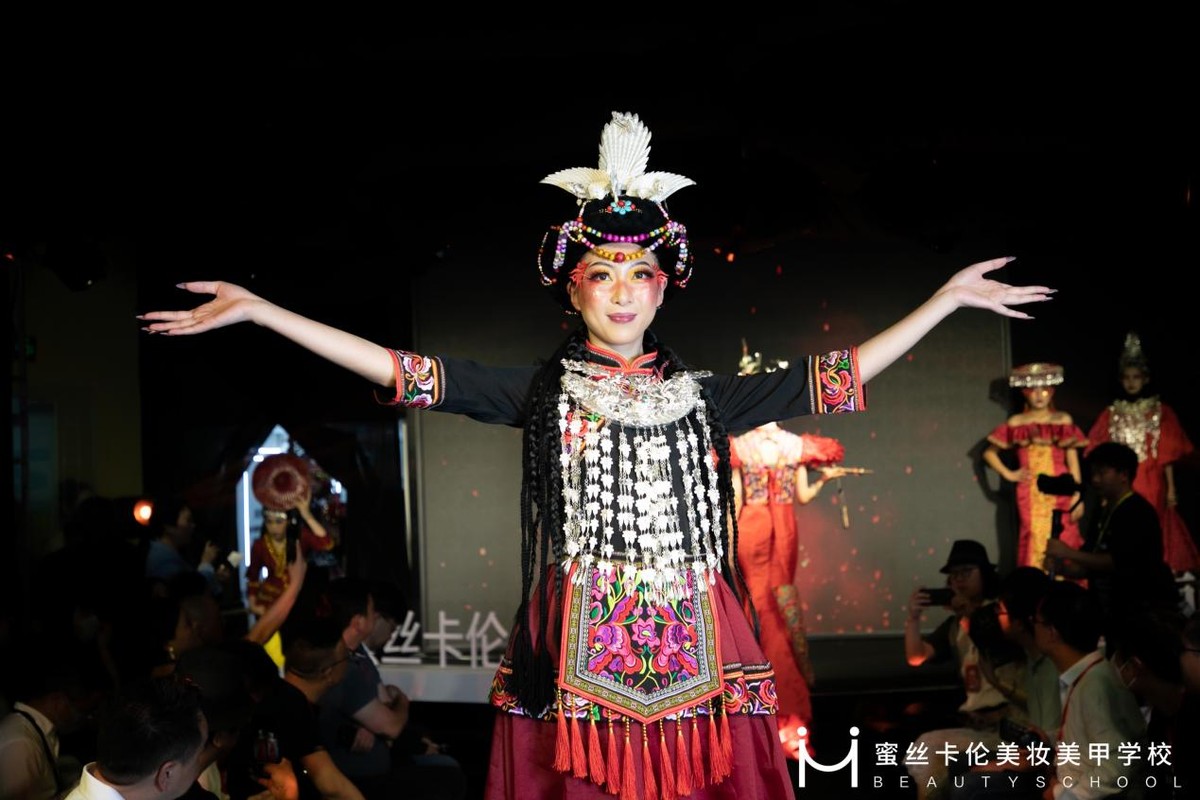 蜜丝卡伦美妆美甲学校启幕大秀，致敬色彩，戏出云南