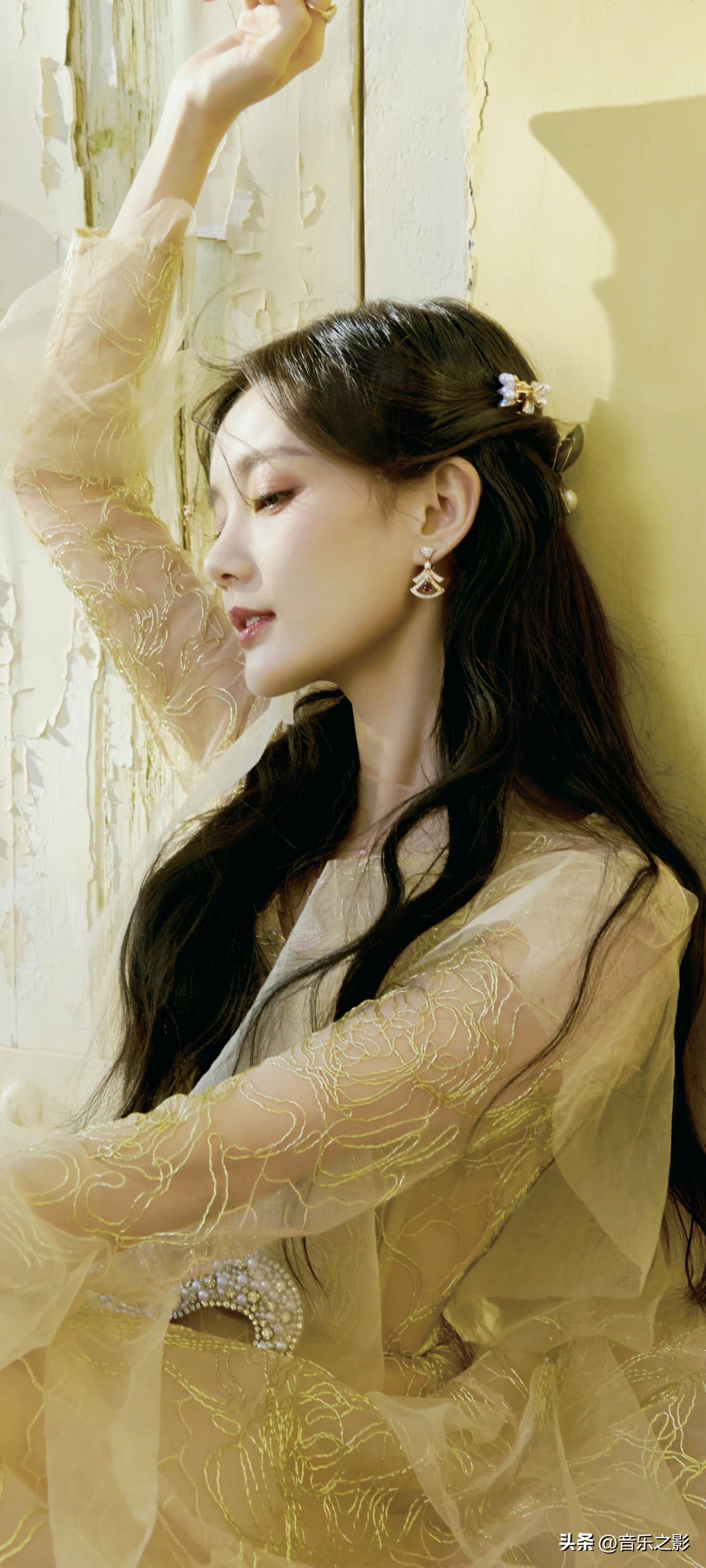 李一桐美丽面孔迷人身材
