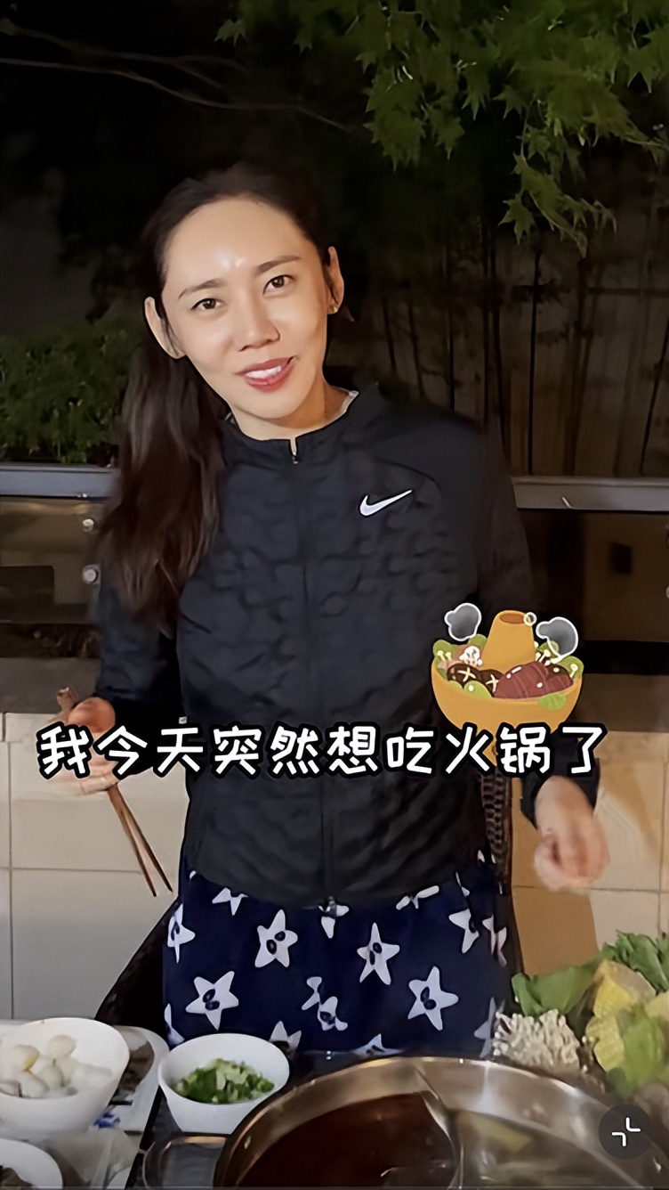 秋瓷炫深夜大口吃火锅好真实，穿着朴素接地气，素颜出镜状态好