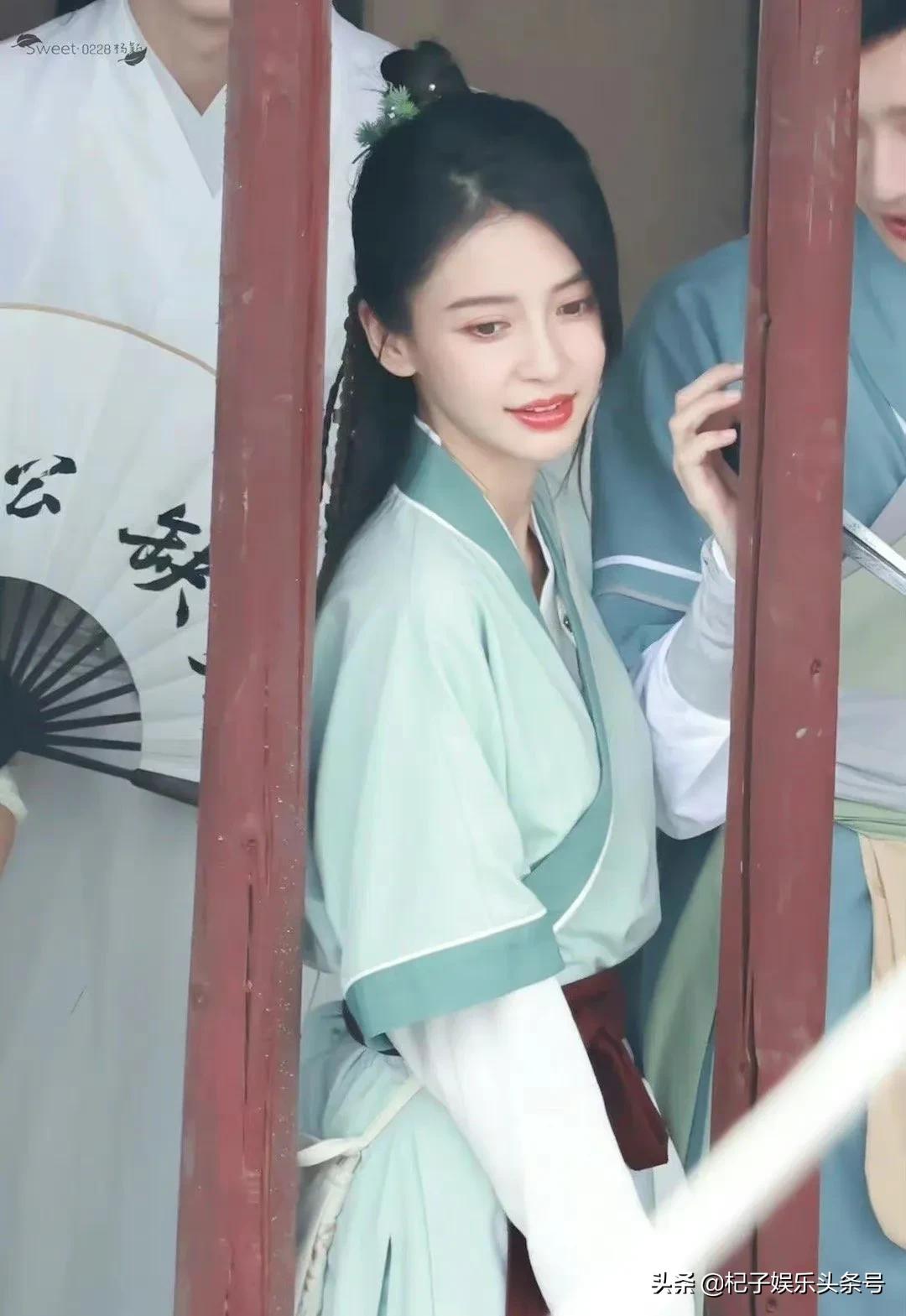 萌探剧照：杨颖cos郭芙蓉，张嘉倪cos佟掌柜，欧阳娜娜cos周芷若