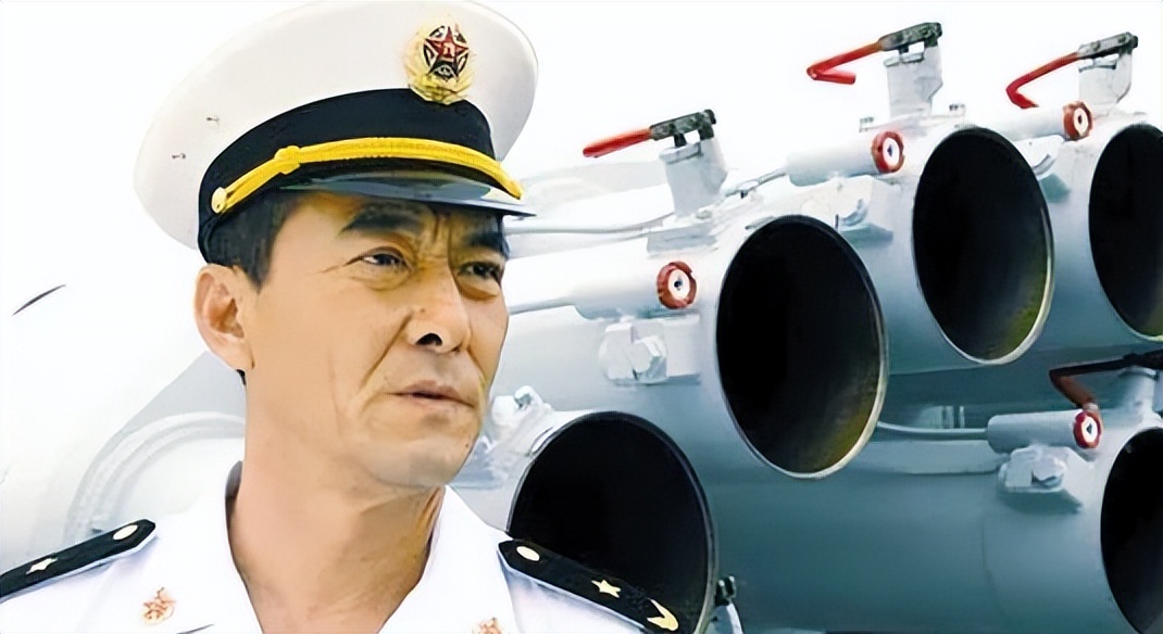 在拍摄海军题材电视剧《驱逐舰舰长》的时候,王庆祥为了更好地体现