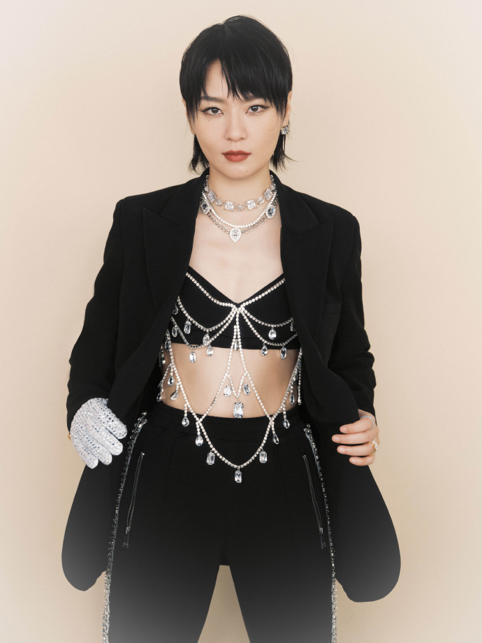 周笔畅展示女性美迷倒粉丝