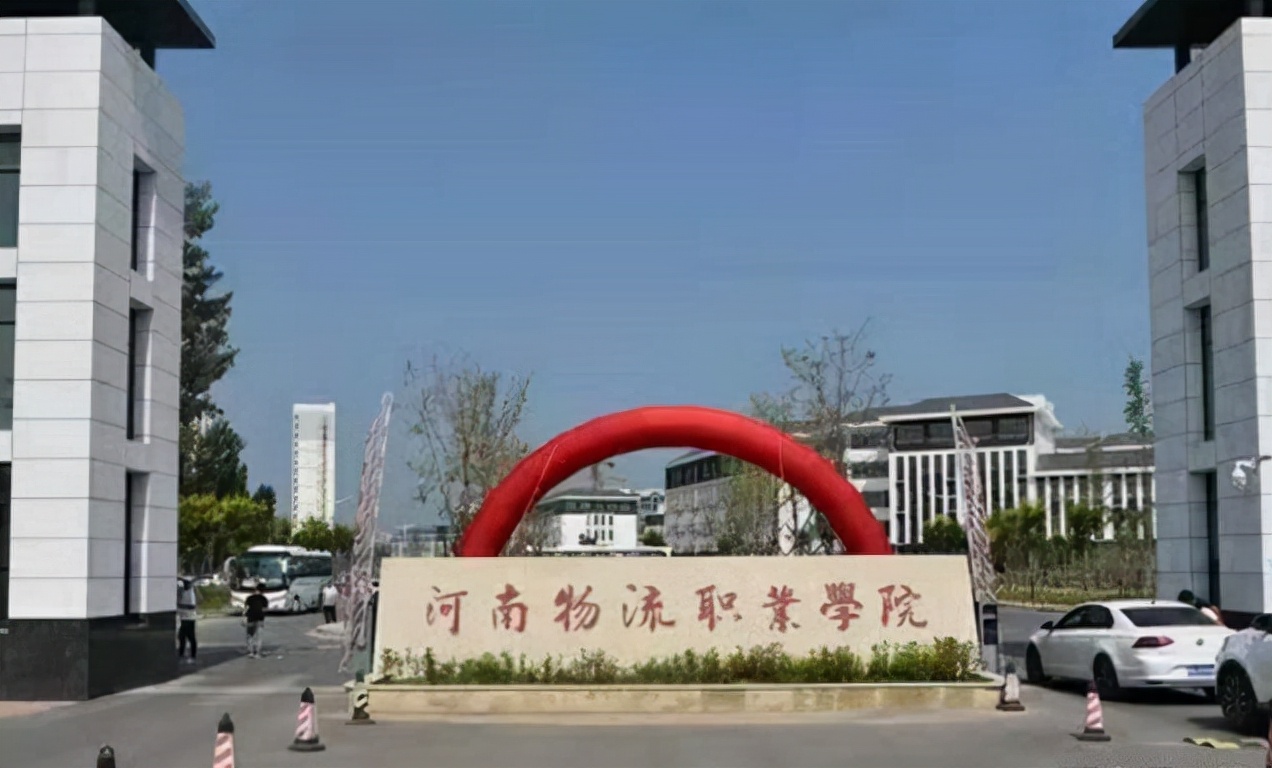 职业学院“招生海报”流出，学生一脸生无可恋，表情没看出开心