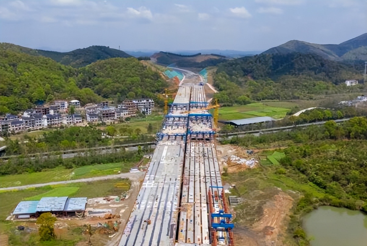 这条快速通道起于万载县马步乡布城村,在此会与g320国道相接,终点到达