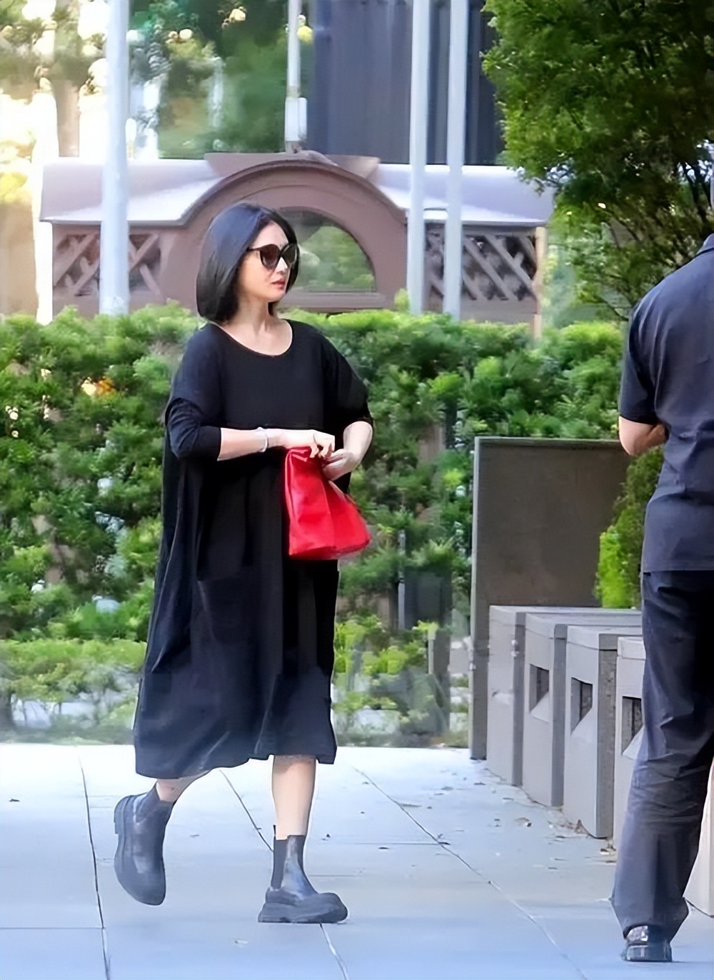 嫁给爱情确实不一样！大S穿吊带像小女生，和具俊晔压马路秀恩爱