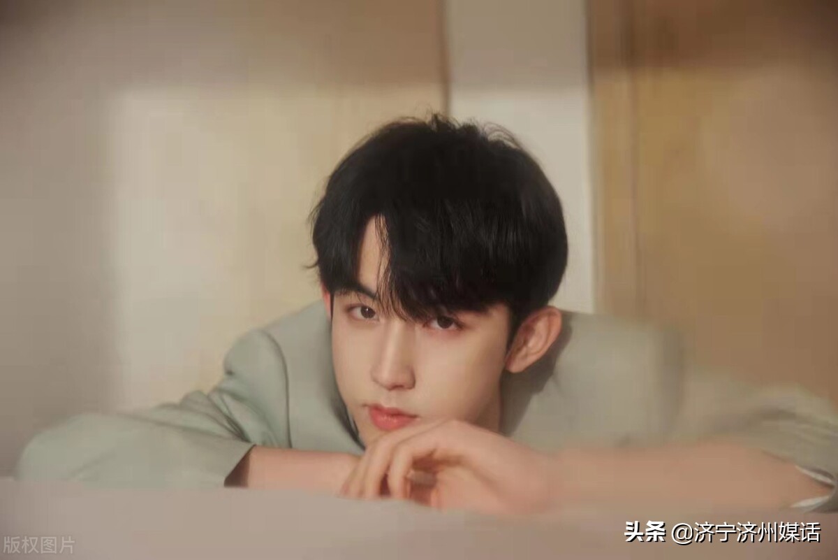 郭俊辰机场穿搭：白衬衫白Tee,阳光帅气