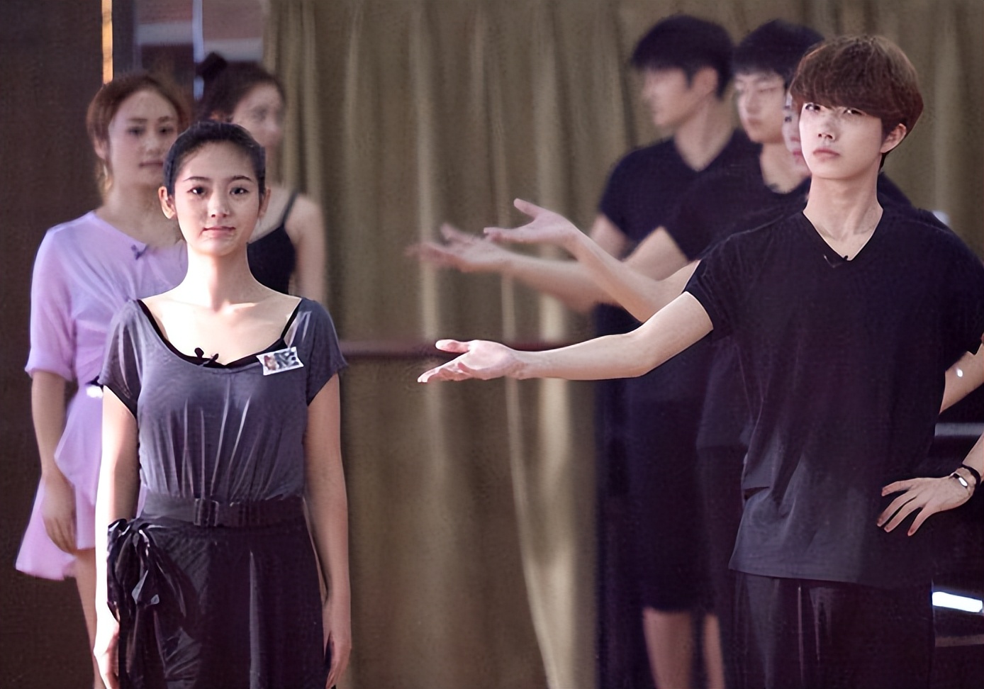 中国传媒大学的“校草”火了，长相冷峻且精致，网友：典型央视脸