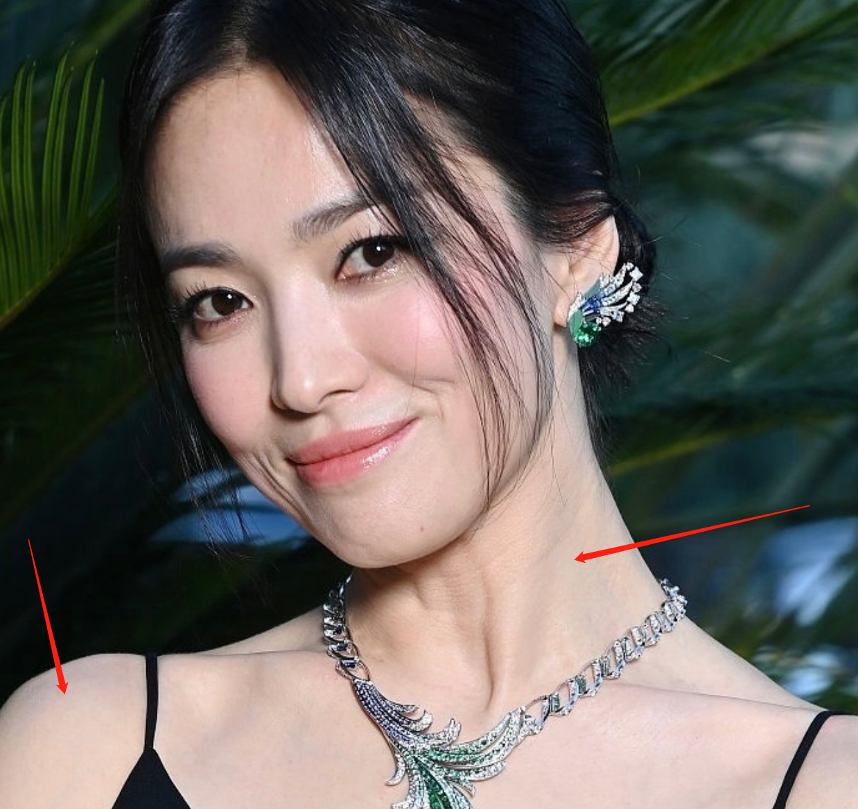 42岁宋慧乔外网生图翻车，法令纹多还地包天，被嘲有点儿凶相