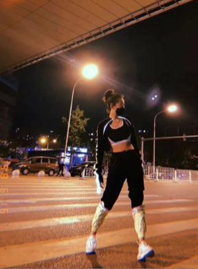 ż̿鱻ǣƽӣŮǰװٺŶǰ