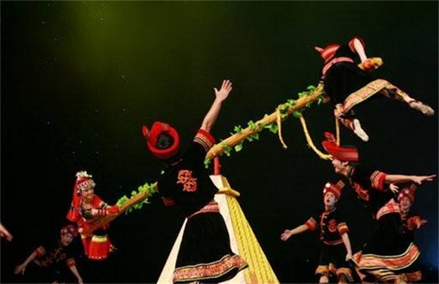 2020年，22岁海归男杀害高知父母，被捕时面带微笑