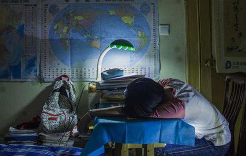 衡水学生亲身经历，讲述高中生22点睡觉将遇到的困难，看得人揪心