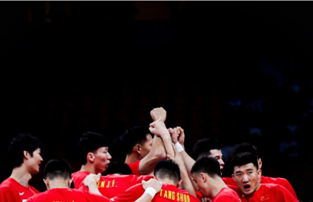 如何在短时间内提升篮球技术（篮球想提升，关键要抓基础训练，从娃娃抓起）