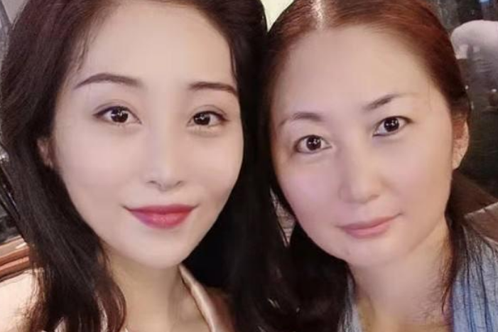 山东90后美女模特，未婚生下3个混血女儿，年入千万