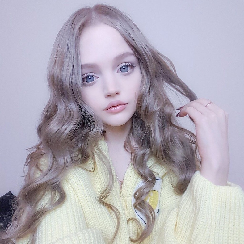 曾经大约用了一斤化妆品来打造这张芭比娃娃般的脸.