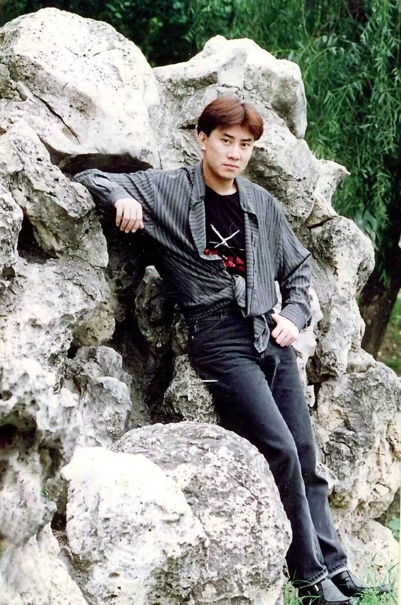 歌手江涛：娶富家女为妻，走红后不变心，如今54岁已升级当爷爷