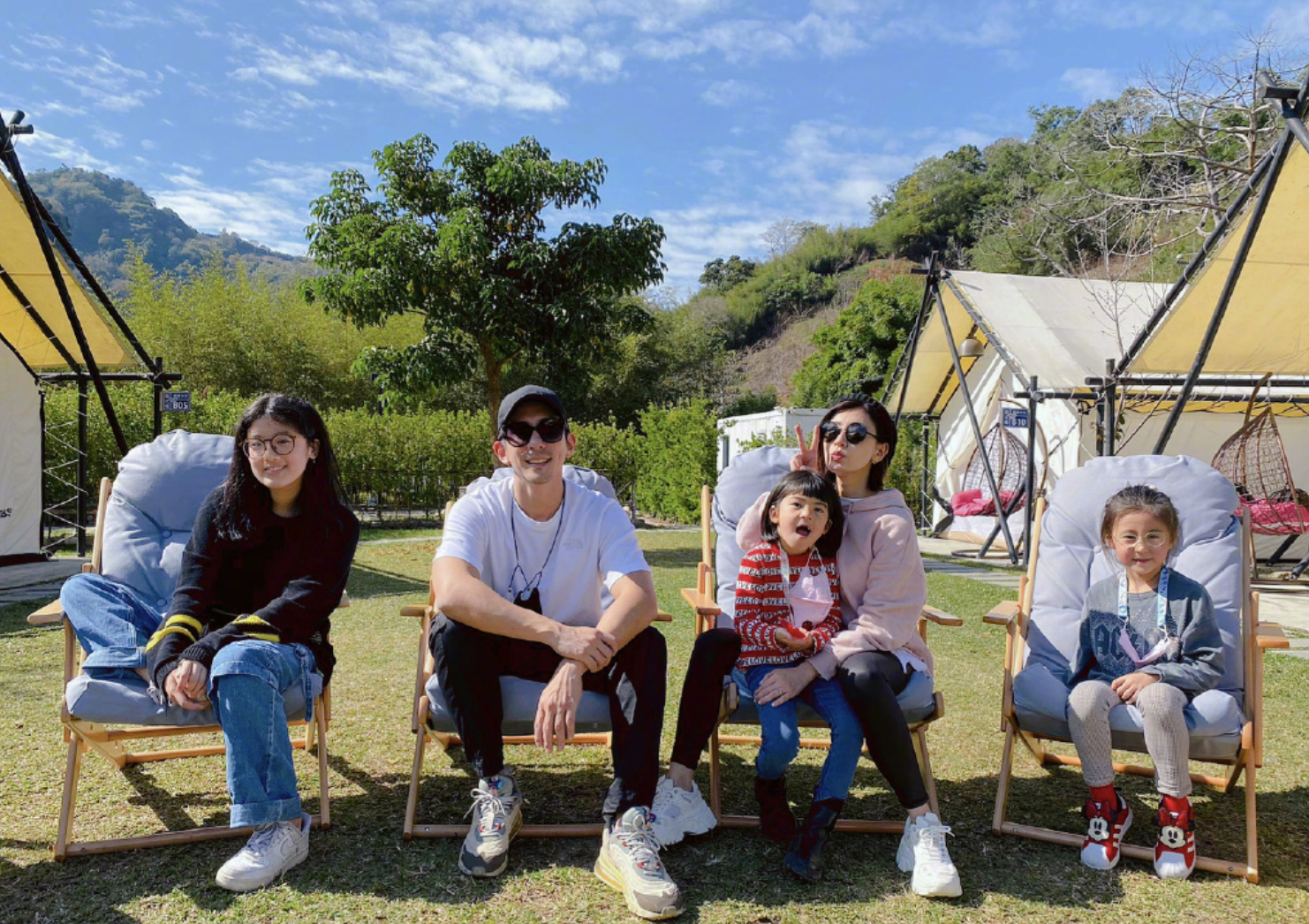 贾静雯春节分享全家福，两个女儿送祝福，波妞门牙脱落神态超喜感