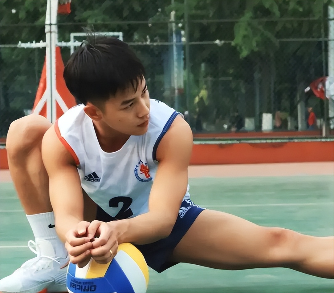 同学打篮球汗流浃背(体育课上男生的几个小动作,自认为有些丢人,却会