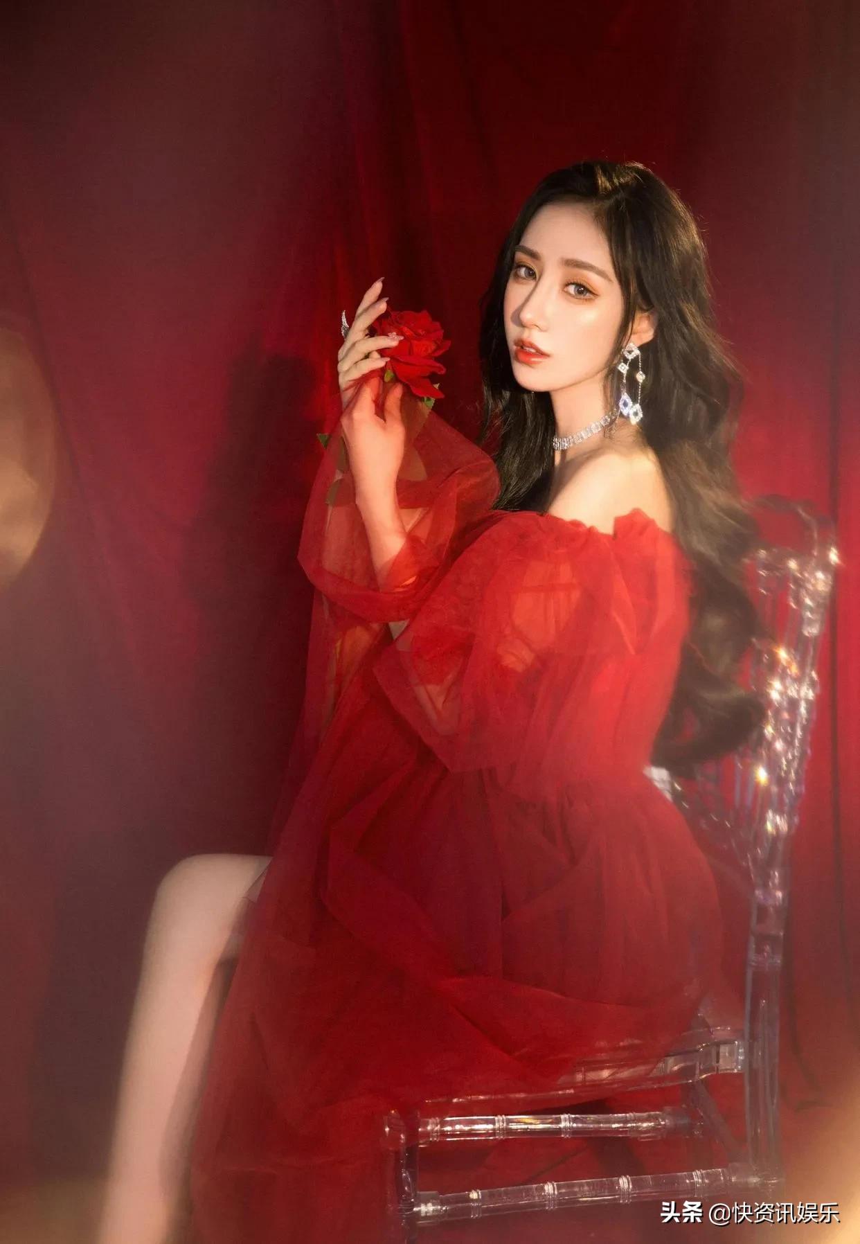 身穿一袭红色纱裙的苏然咯真美
