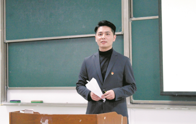 大学老师上课“花式点名”，为保出勤率绞尽脑汁，学生想逃课没门