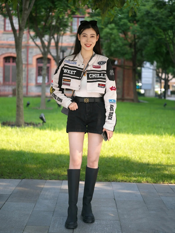 佩服夏天仍在穿“靴子”的女孩，真的挺有魅力