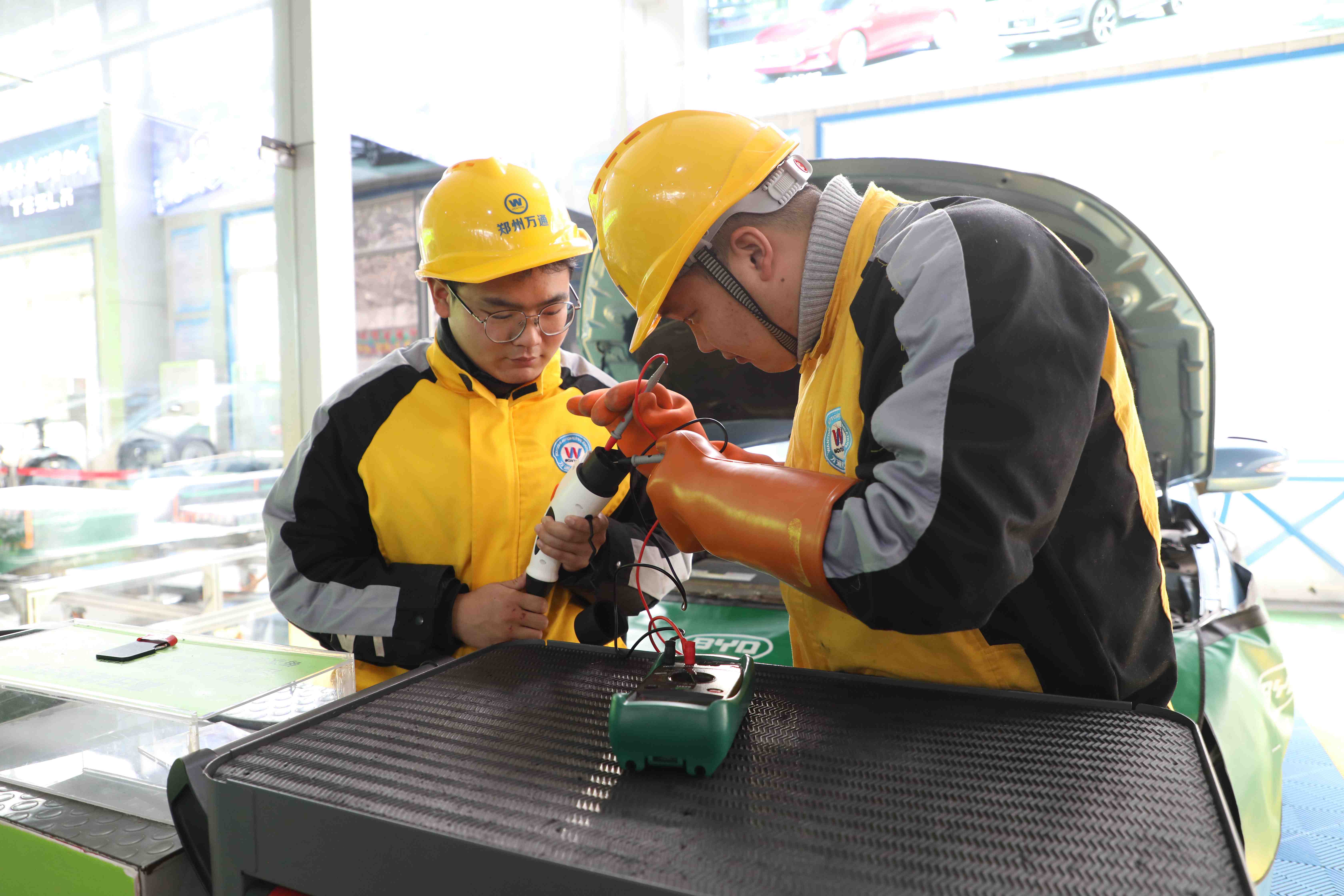 六年汽修经历,他又重新进修新能源