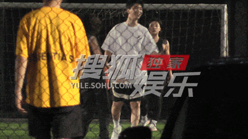 范丞丞与林允买超凌晨一同玩飞盘 球场换衣服秀肌肉