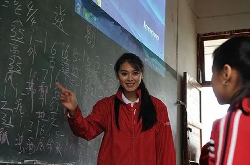 “世界小姐冠军”于文霞出身农村，2012年夺冠，后来投身公益事业