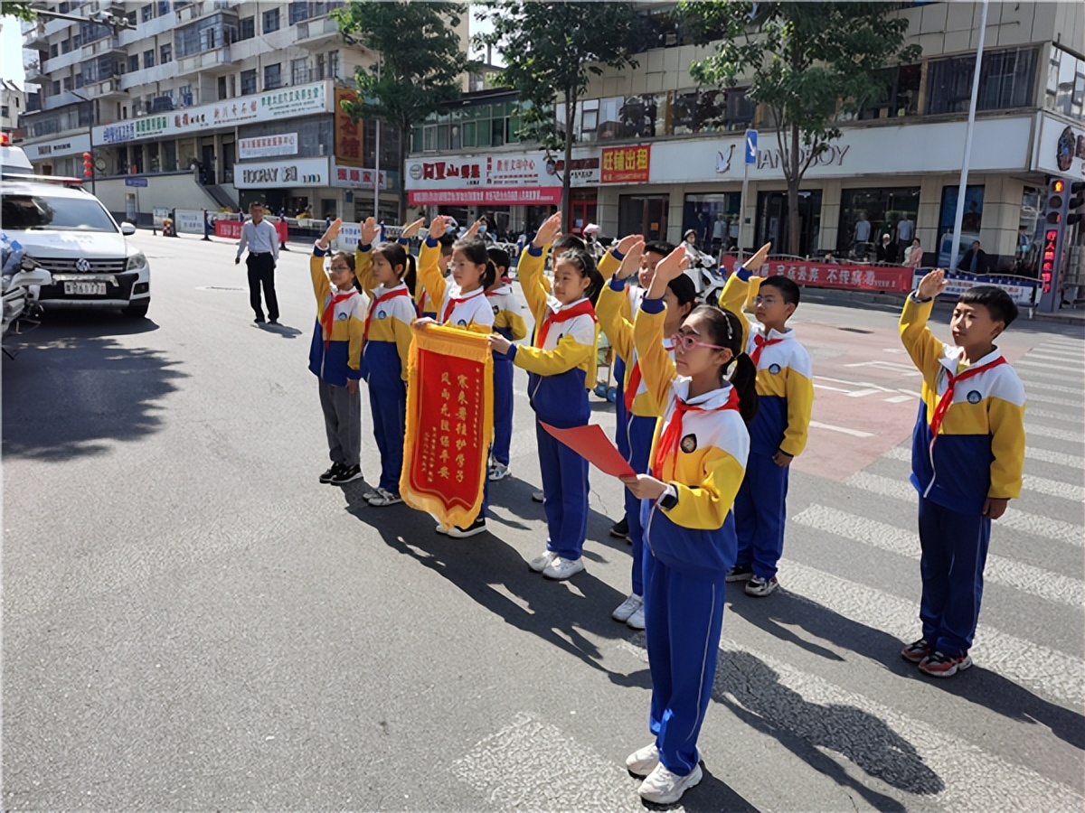 淅川县第二小学：交警坚守护学子 校方感谢赠锦旗