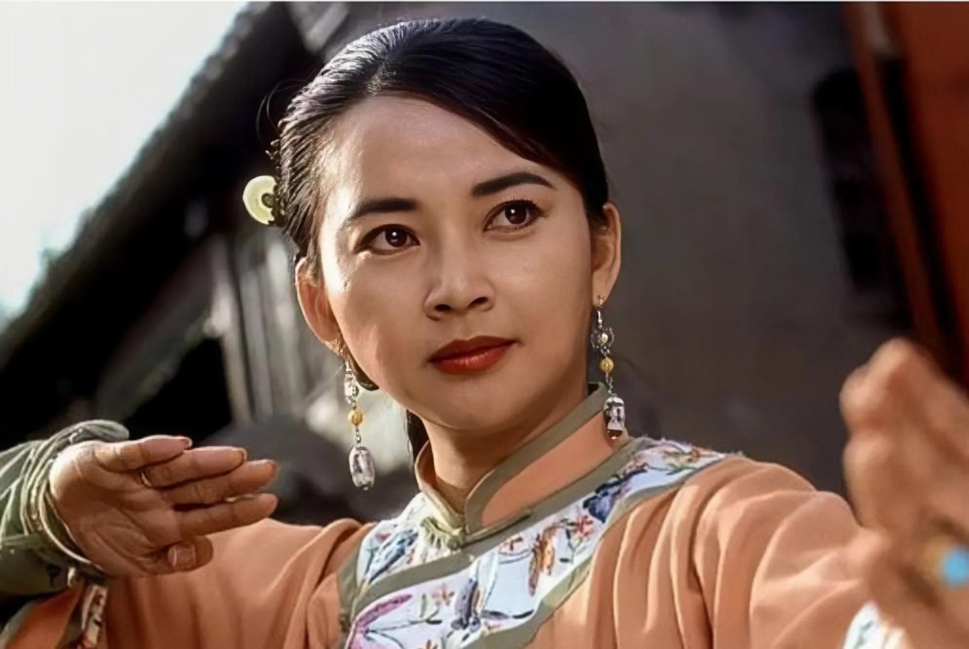 胡慧中:低配版林青霞,因成龙而大红大紫,却因吕小龙身败名裂