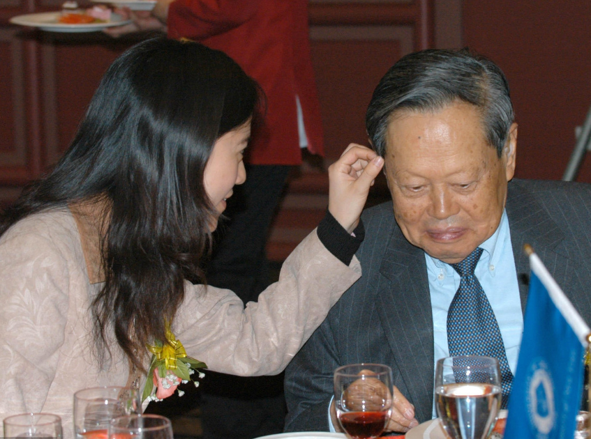 2004年，杨振宁和启功谈书法：我岳父杜聿明的字也很好